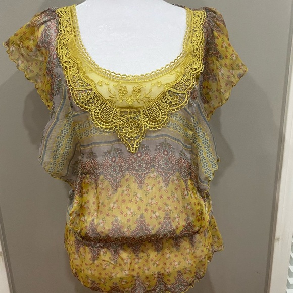 Twenty One Tops - Forever 21 Gray and Yellow Flutter Sleeve Blouse
